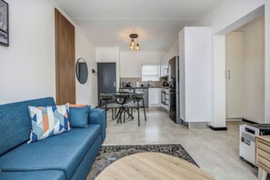 Eine moderne Wohnung mit Wohnzimmer, Essbereich und Küche.