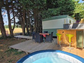 Outdoor dining - Vrbo Property (Saint-Georges-de-Reintembault)