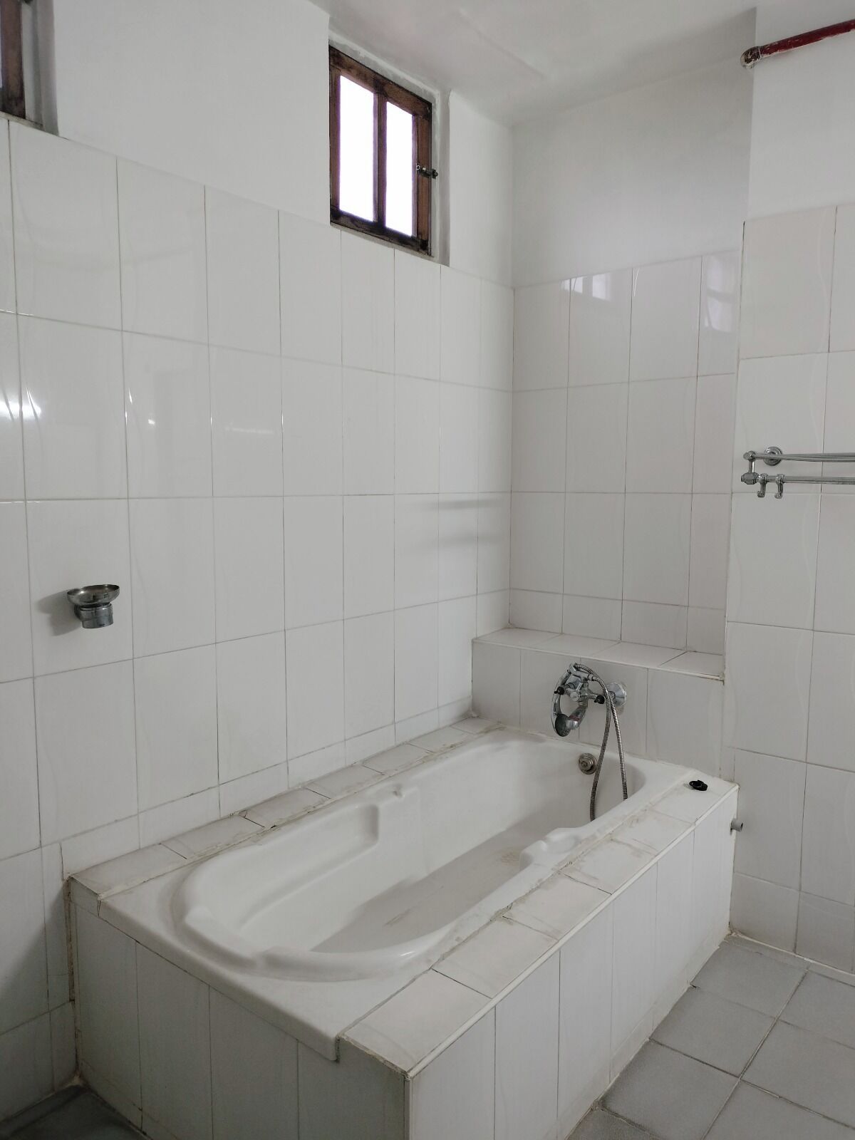 Douche, articles de toilette gratuits, serviettes fournies, savon