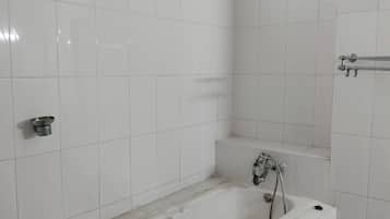 Douche, articles de toilette gratuits, serviettes fournies, savon