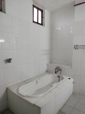 Regadera, amenidades de baño gratuitas, toallas, jabón 