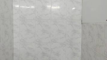 Regadera, amenidades de baño gratuitas, toallas, jabón