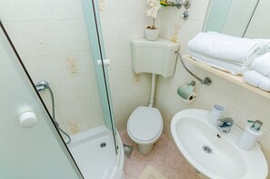 Ein Badezimmer mit Toilette, Bidet und Waschbecken.