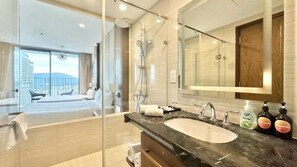 Habitación familiar, vistas al mar | Baño | Artículos de higiene personal gratuitos, secador de pelo y zapatillas