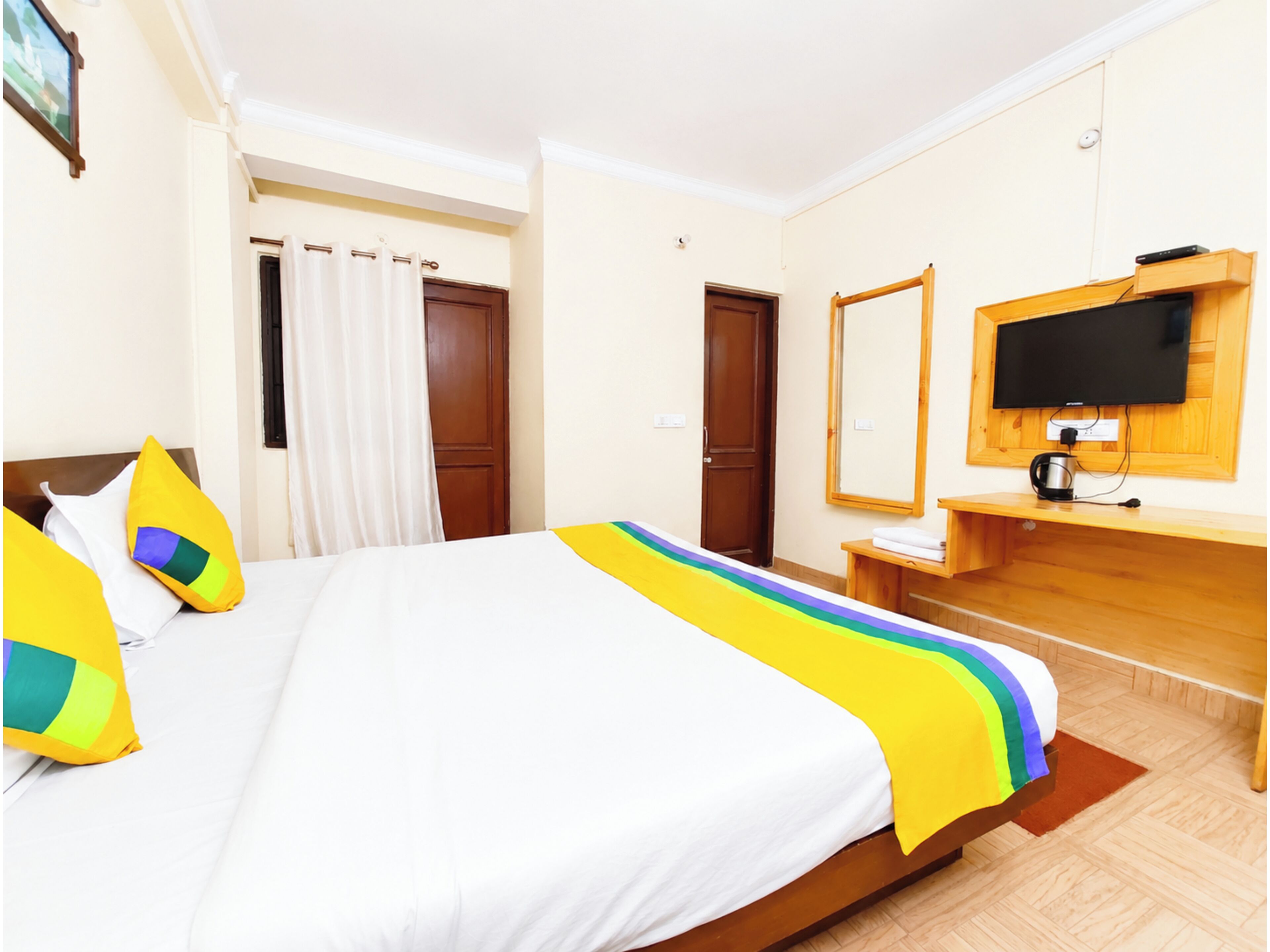 Hypo-allergenic bedding available, desk, soundproofing, WiFi (free)