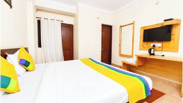 Hypo-allergenic bedding available, desk, soundproofing, WiFi (free)
