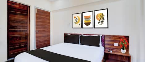 Minibar, desk, WiFi (free), bed sheets