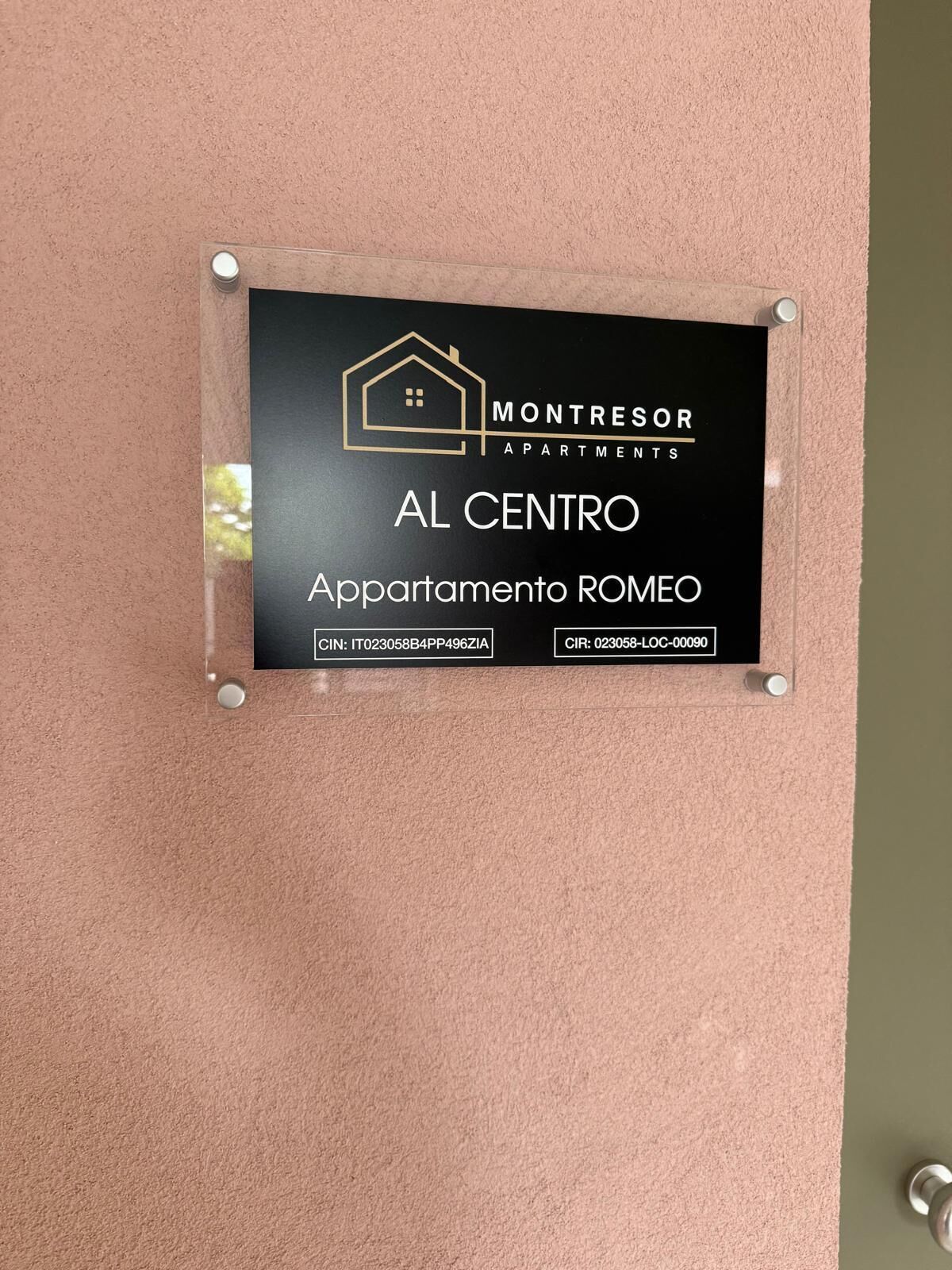 Un panneau indiquant l’emplacement de la résidence Montressor Apartments Al Centro.