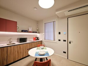 Departamento, para no fumadores | Cocina privada | Cafetera de espresso, cafetera y tetera y refrigerador con congelador