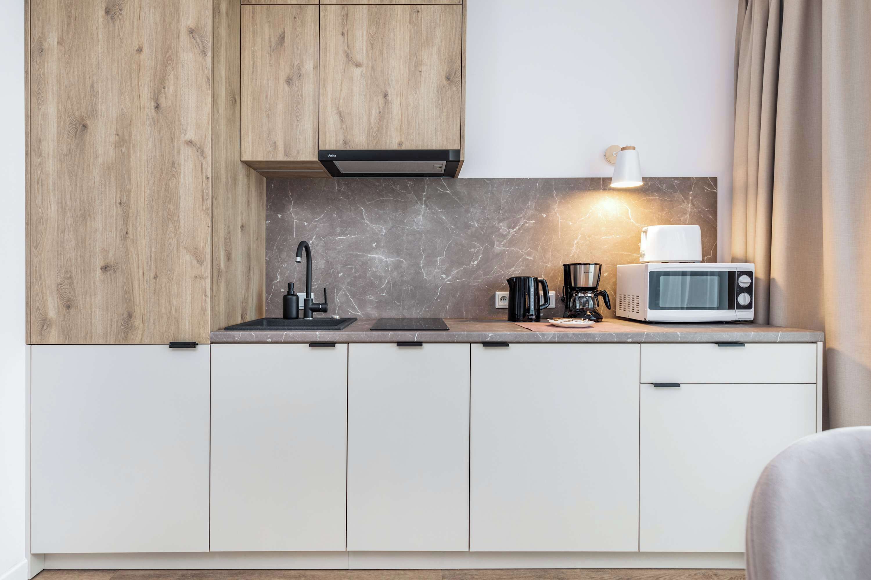 Wasserkocher mit Kaffee-/Teezubehör, Kühlschrank, Mikrowelle, Herdplatte