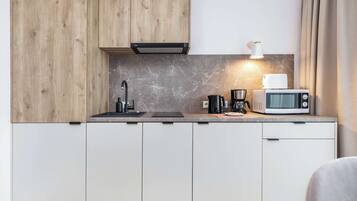 Wasserkocher mit Kaffee-/Teezubehör, Kühlschrank, Mikrowelle, Herdplatte