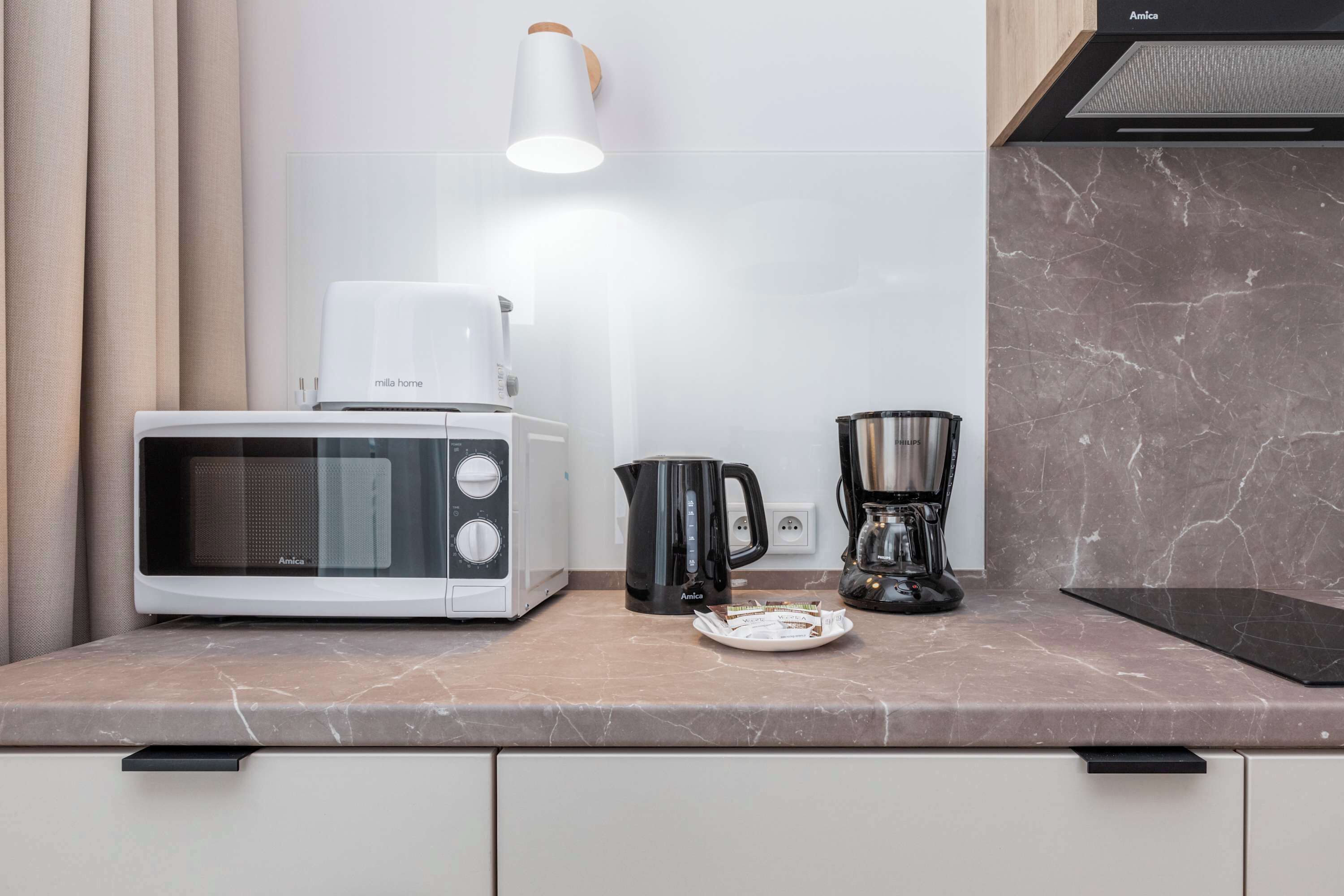 Coffee/tea maker, fridge, microwave, stovetop