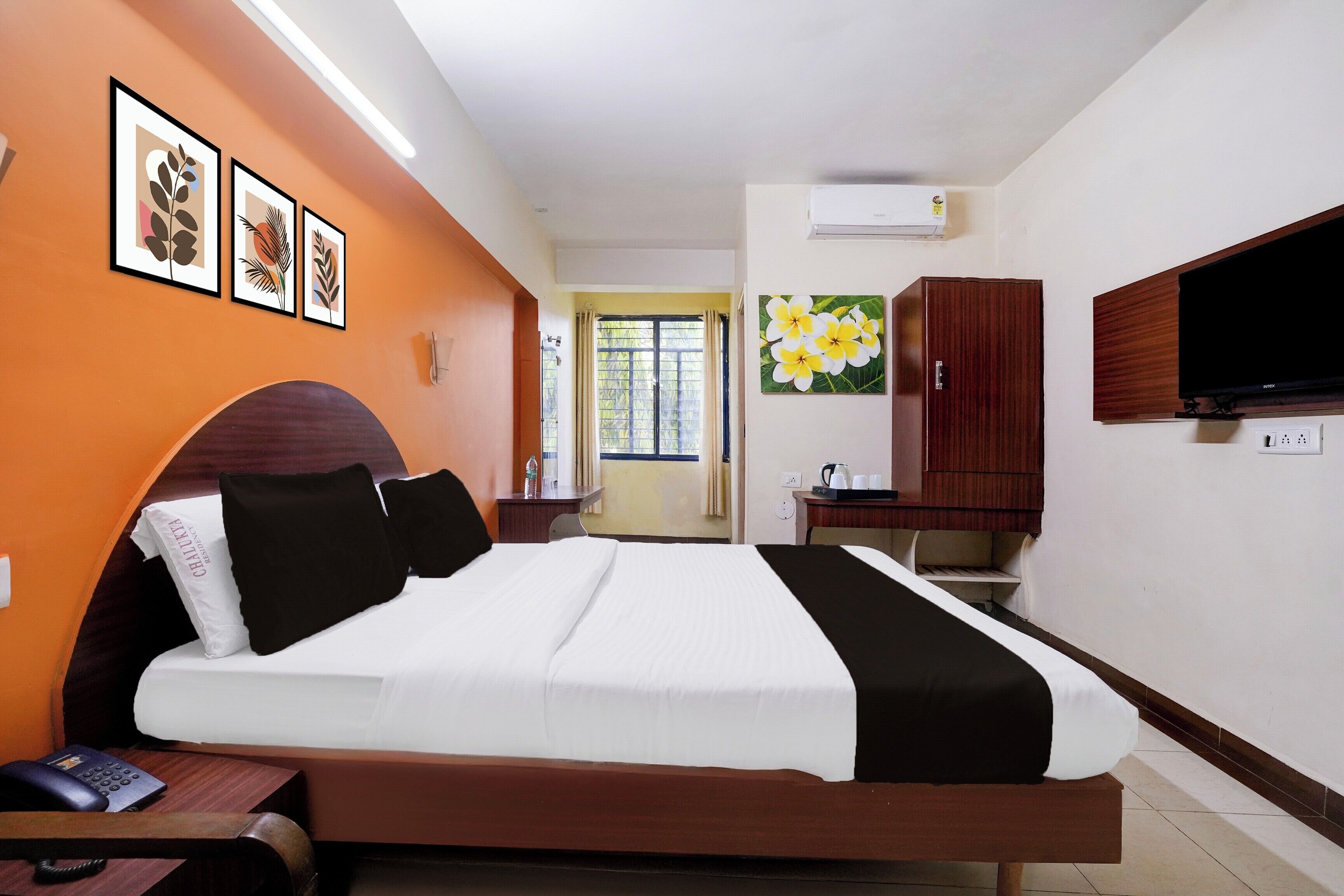 Desk, WiFi (free), bed sheets