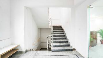 Portaat, joissa on metallinen kaide, ja jotka johtavat ylätasanteelle.