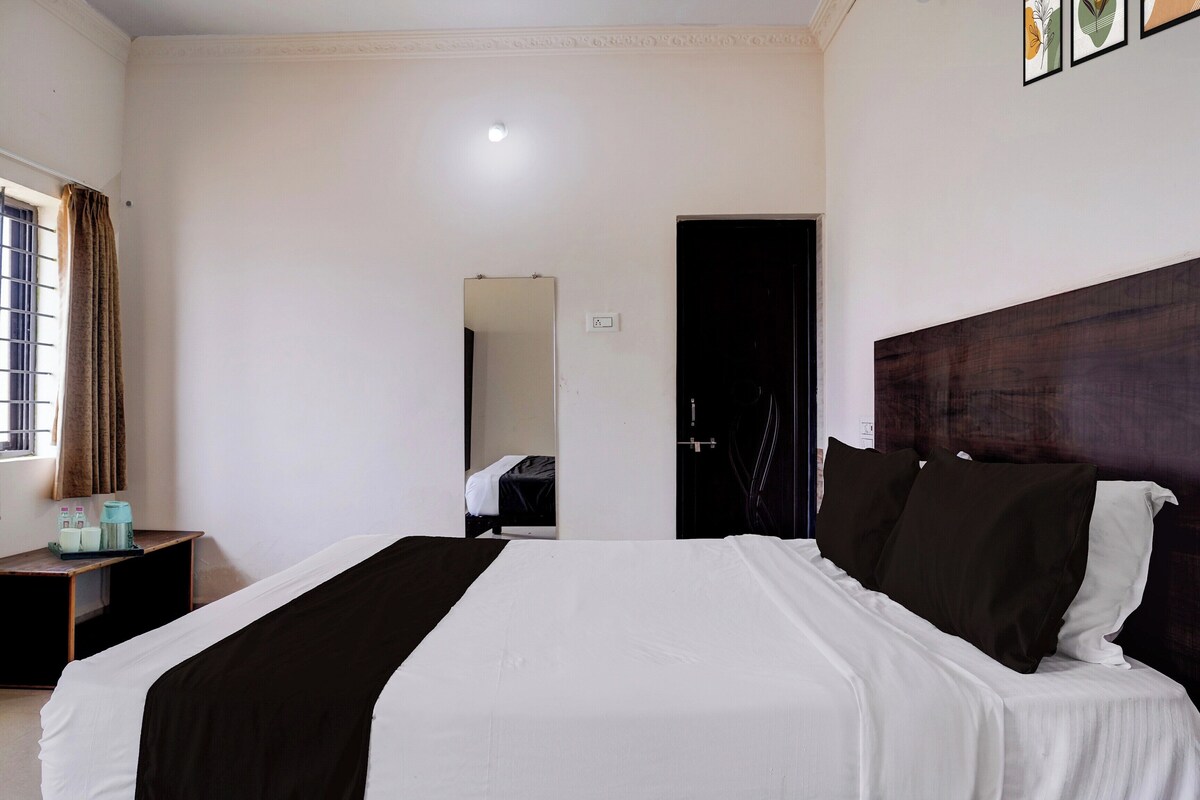 Desk, WiFi (free), bed sheets
