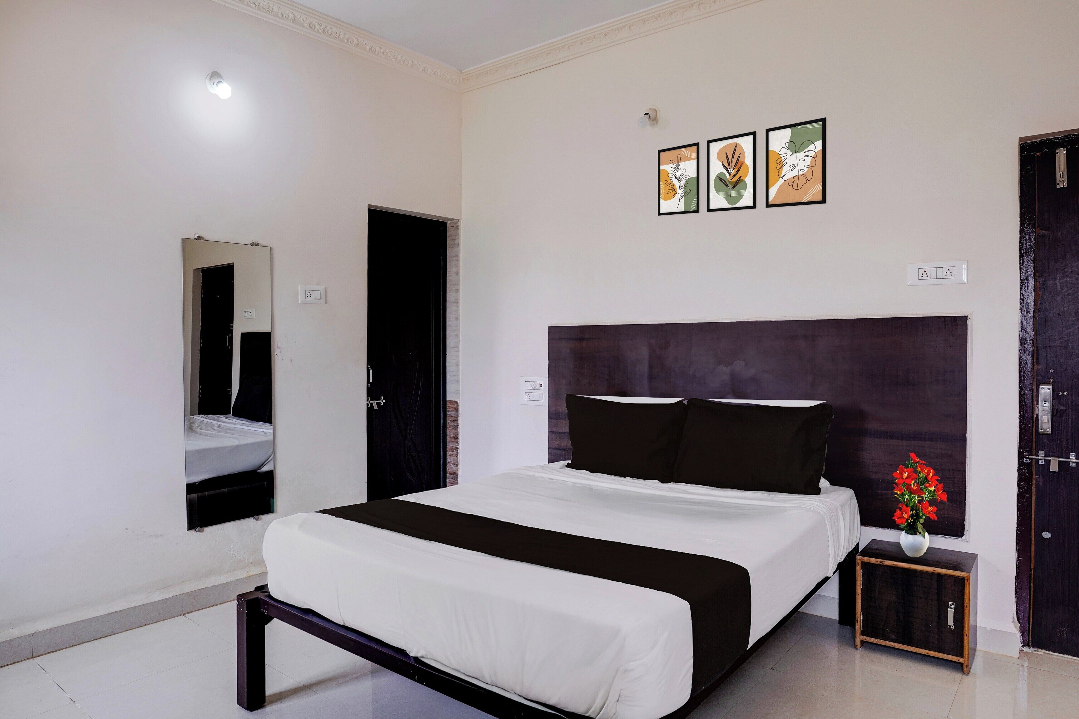 Classic Twin Room | Desk, free WiFi, bed sheets