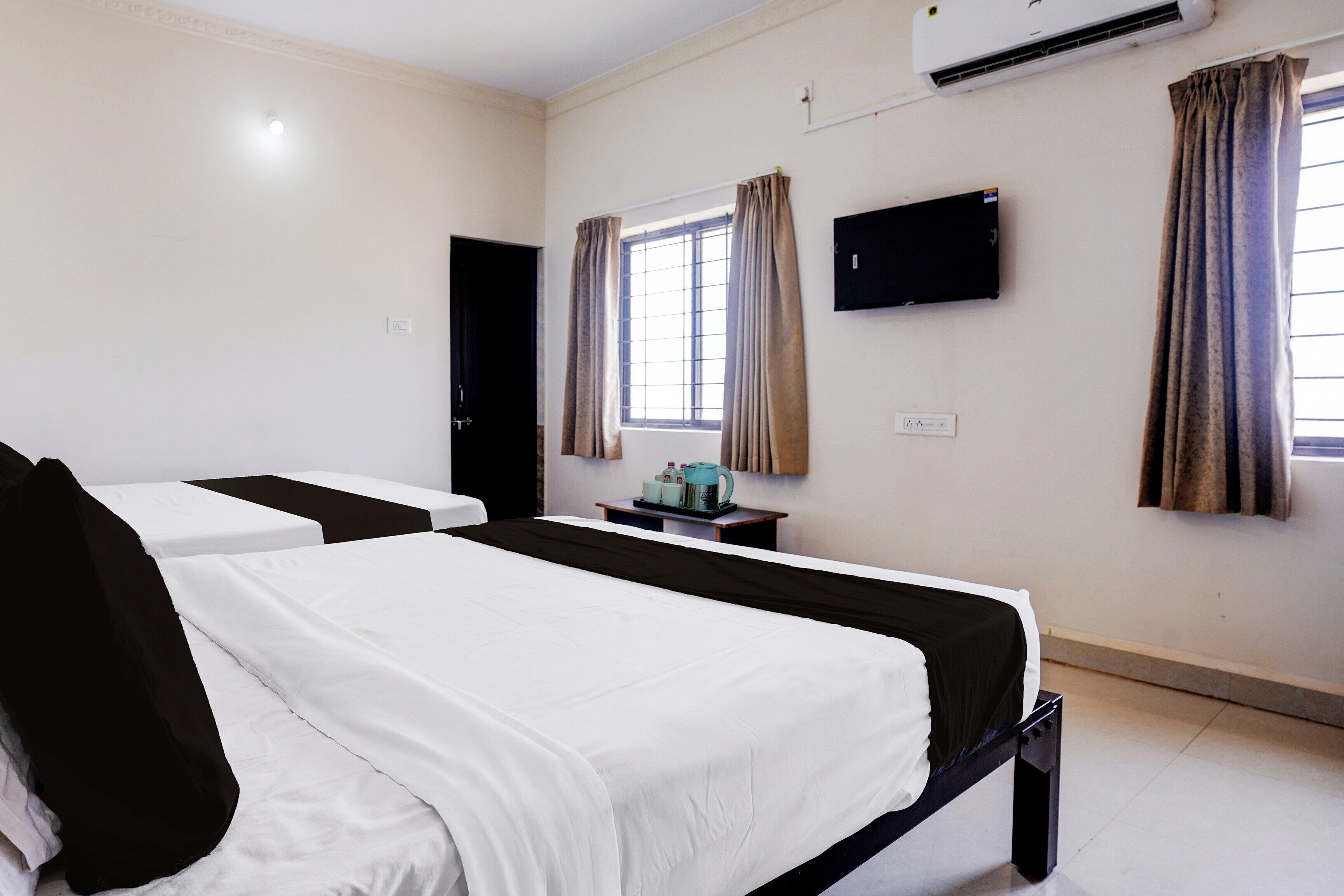 Desk, WiFi (free), bed sheets