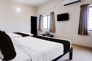Desk, WiFi (free), bed sheets - Collection O Sunset Point PB Road (Hubli)