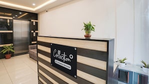 Una mesa de recepción con un cartel que dice 'Collection Company-Serviced'.
