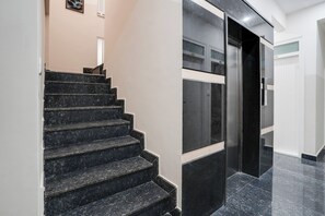 Una escalera con peldaños negros que conduce a una plataforma.