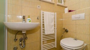 Ein Badezimmer mit Waschbecken, Handtuchhalter und Toilette.