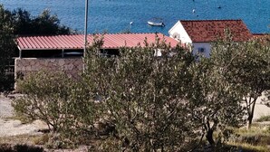 A coastal town with buildings along the shore, a clear blue sea, and boats. - Apartment Bella Vista - Two Bedroom Apartment With Terrace (Marina)