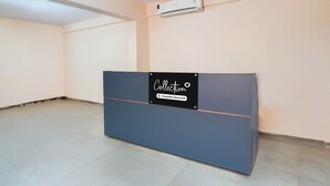 Ein Empfangstresen mit einem Schild, das anzeigt, dass er vom Unternehmen betreut wird.