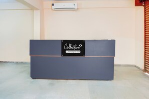 Una mesa de recepción con un cartel que dice 'Collection Company Serviced'.