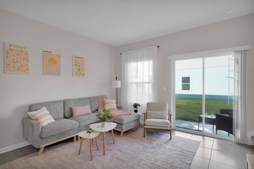 2 Ensuite BR • 5-Min Walk to Pool & Gym • Fast WIFI • Near Beach & Golf Courses
