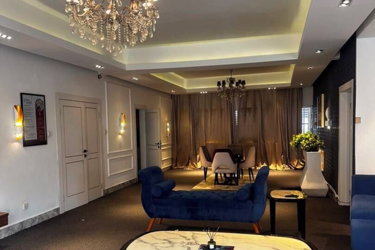 Departamento, 3 habitaciones, para no fumadores | Área de sala de estar | Smart TV de 12 pulgadas con canales digitales y Netflix 