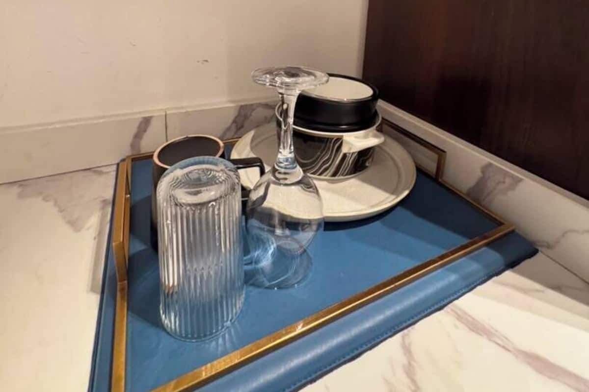 Espacio para trabajar con laptop, wifi gratis y ropa de cama
