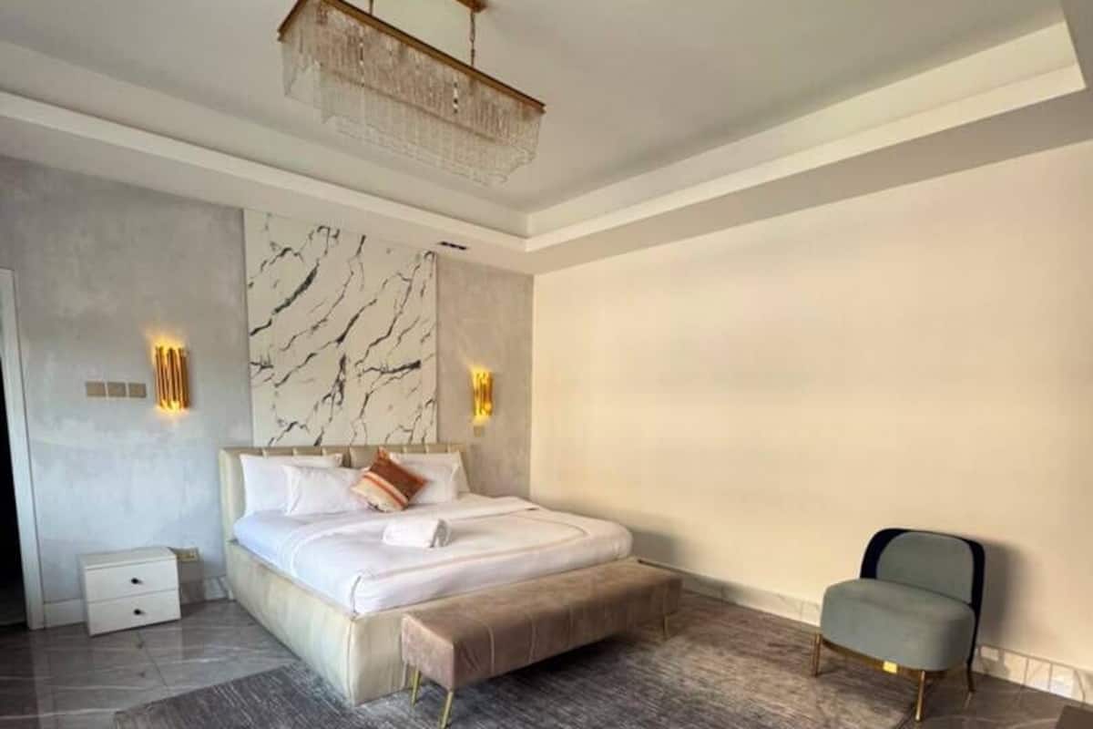 Espacio para trabajar con laptop, wifi gratis y ropa de cama