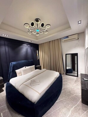 Espacio para trabajar con laptop, wifi gratis y ropa de cama 