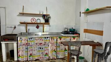 Fridge, cookware/dishes/utensils