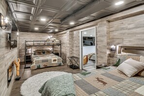 Ein modernes Schlafzimmer mit Etagenbett, großem Fenster und einem gemütlichen Teppich.