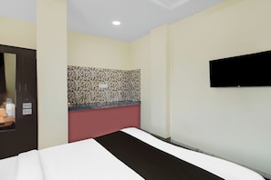 Classic Room | Desk, WiFi (free), bed sheets - Collection O Kothapet Near Omini (Hyderabad)