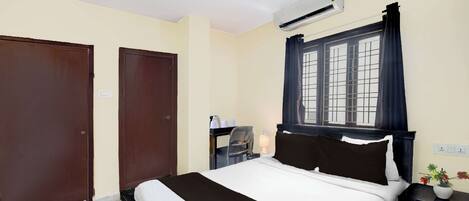 Escritorio, wifi gratis y ropa de cama