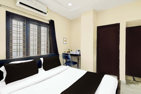 Classic Room | Desk, WiFi (free), bed sheets - Collection O Kothapet Near Omini (Hyderabad)