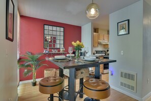 Dining - Walk to Med Center! Portland Extended-Stay Home (Portland)