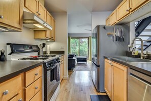 Coffee/tea maker, fridge, microwave, stovetop - Walk to Med Center! Portland Extended-Stay Home (Portland)