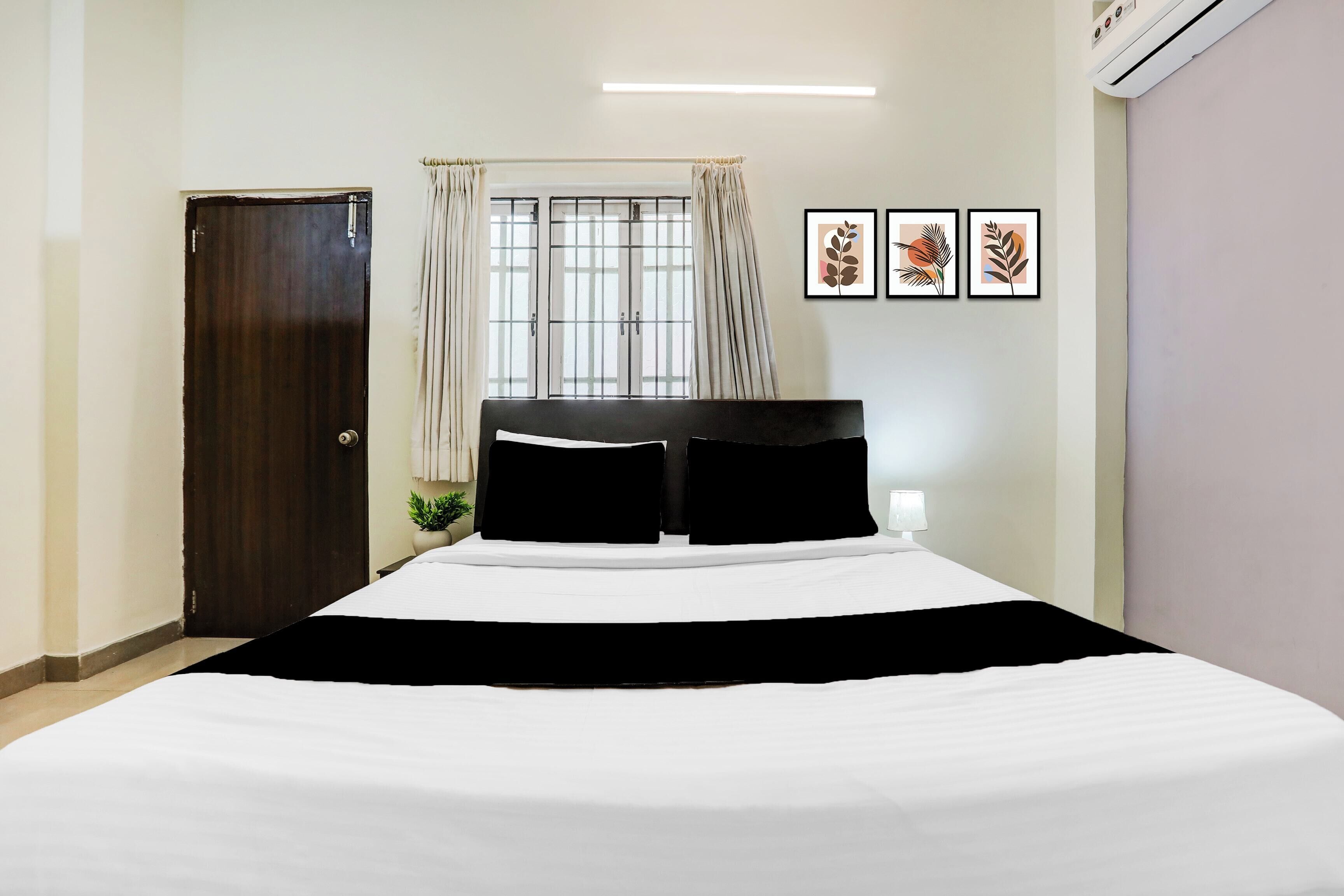Desk, free WiFi, bed sheets