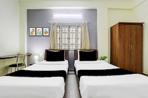 Desk, WiFi (free), bed sheets - Collection O Begumpet Alpine Glow (Hyderabad)