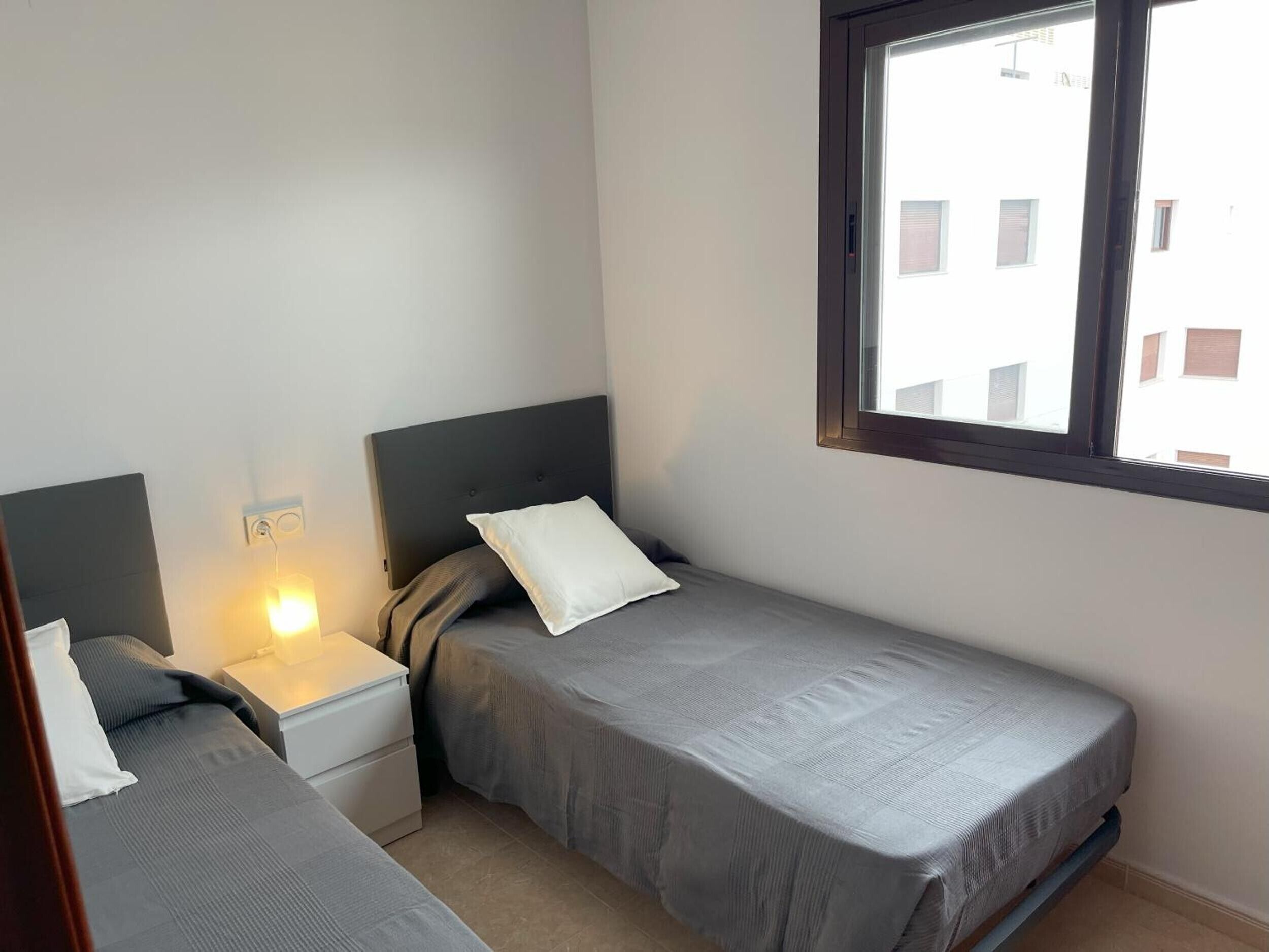 2 habitaciones, tabla de planchar con plancha, wifi y ropa de cama 