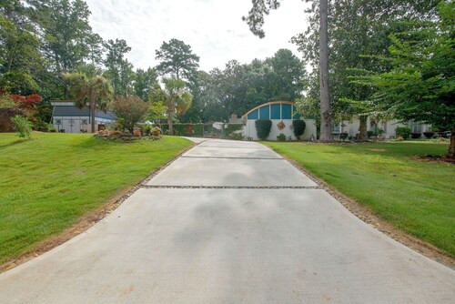 Pool, Putting Green Access! Backyard Retreat