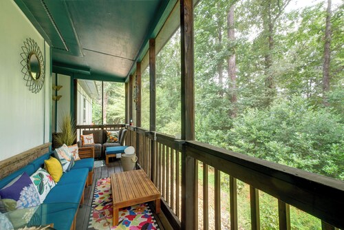 Pool, Putting Green Access! Backyard Retreat