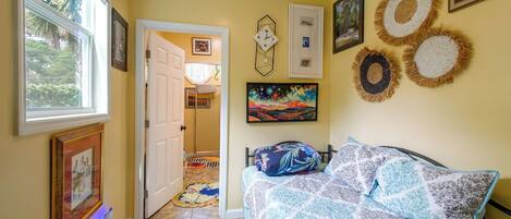 2 bedrooms, iron/ironing board, Internet, bed sheets