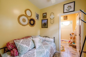 2 bedrooms, iron/ironing board, Internet, bed sheets