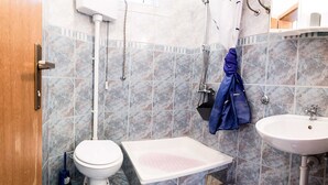A bathroom with a toilet, bidet, and sink. - Apartments Smokvica - Superior One Bed/ Apt (Starigrad)