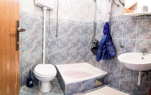 A bathroom with a toilet, bidet, and sink. - Apartments Smokvica - Superior One Bed/ Apt (Starigrad)