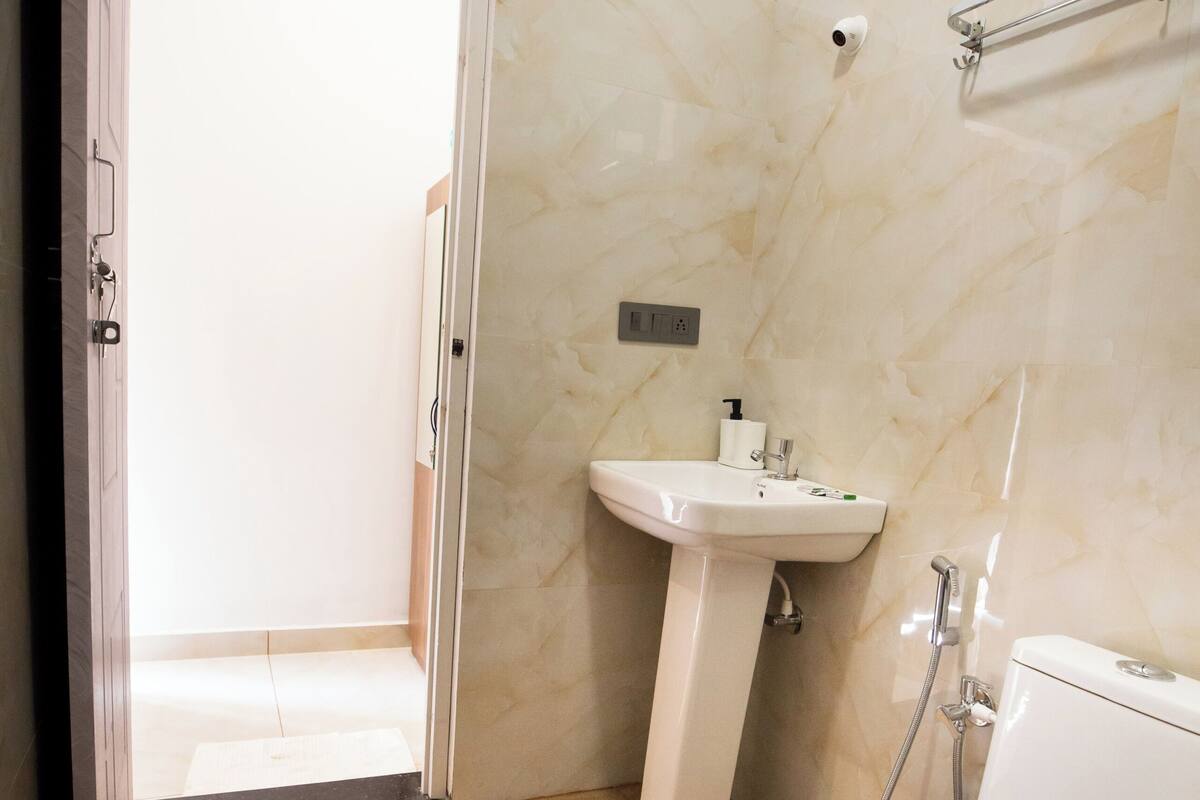 Douche, serviettes fournies, savon, shampoing